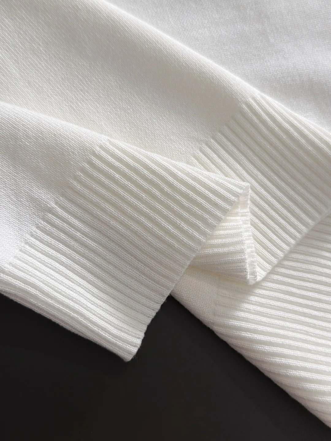 Next day shipment High Quality LP 2036 Summer New Arrival men's short-sleeved T-shirt Made of combed cotton yarn knitted cotton fabric, pure cotton high-weight special yarn, it feels full of weight when weighed, and the upper body is more textured than ordinary T-shirts. This texture can cope with the weather easily and is suitable for both hot and cold! The pattern on the chest adopts three-dimensional embroidery technology, and is perfectly produced stitch by stitch with reference to the original version! Loose fit design, looks noble. Size: M to XXXL